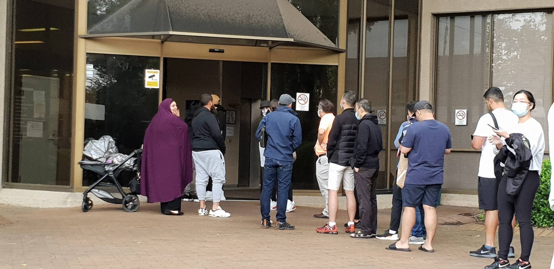 澳洲各个地区的Centrelink外面排队等待领取补助的人们。