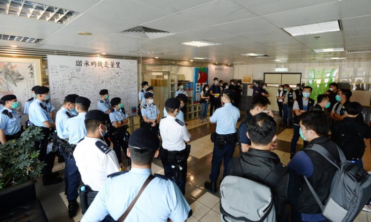 大批警员在苹果日报大楼内进行搜查。