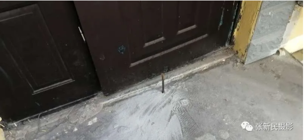單元門的外面，被鑿了一個洞，插入了一根鋼筋。