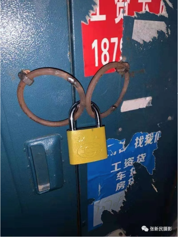新疆防疫强制将住户们上锁（图片来源：微博）