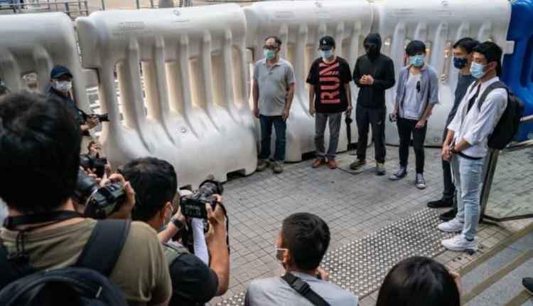 12名港青家属向香港警察总部报案