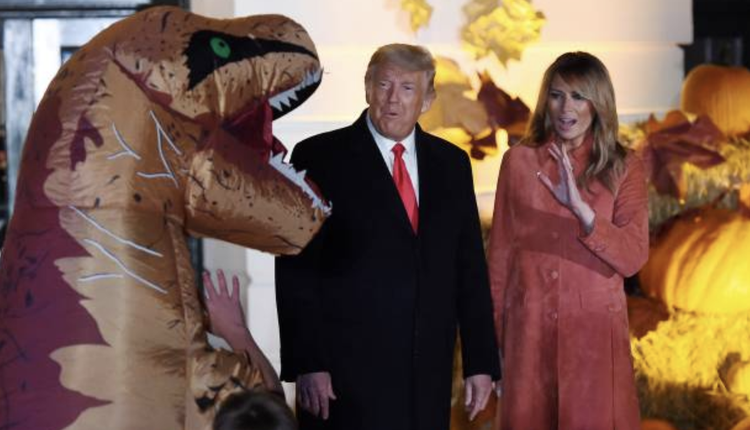 万圣节恐龙装扮（图片来源：OLIVIER DOULIERY/AFP via Getty Images）