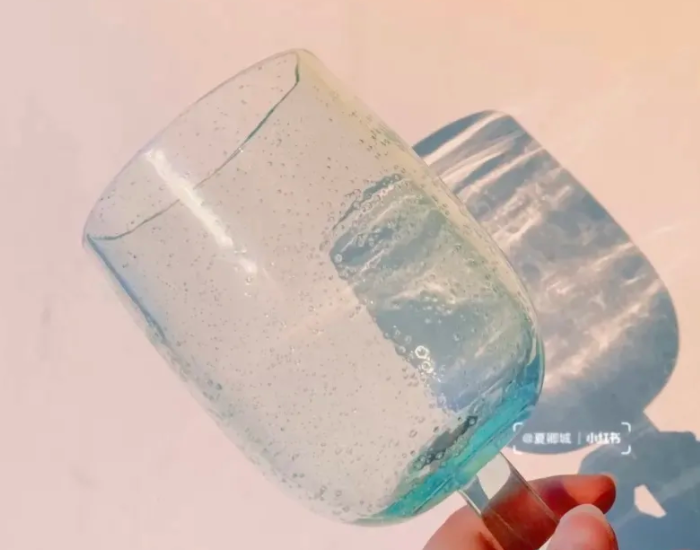 水藍色玻璃酒杯