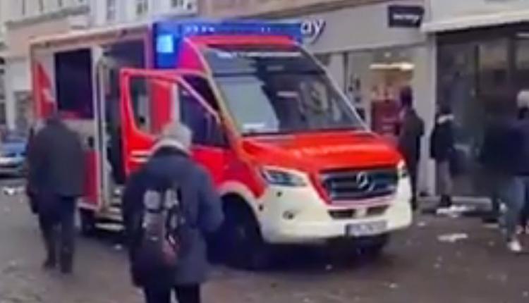 德国西部城市特里尔12月1日下午发生一起车撞人的意外事件。救护车抵达事发现场。