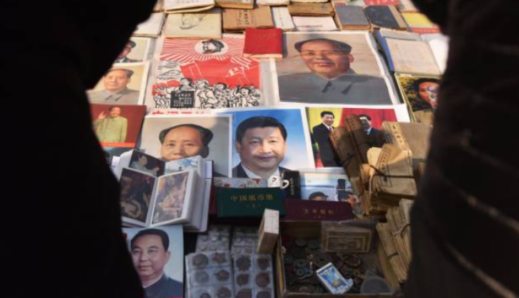 北京市场售卖的习近平和毛泽东的相片