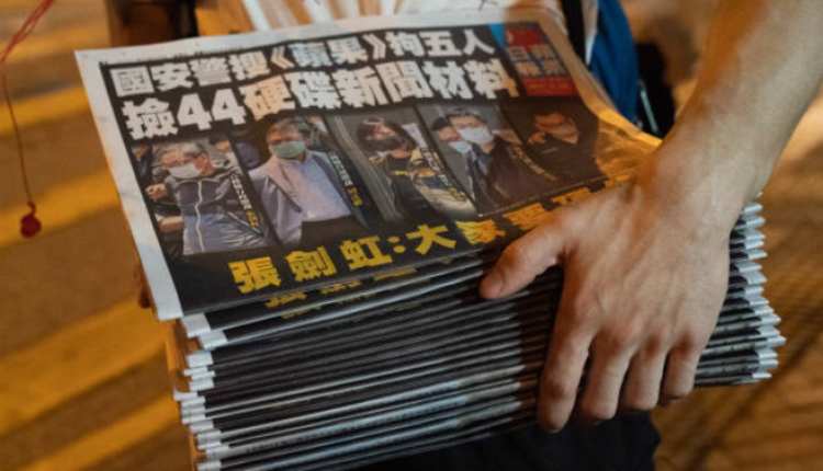 香港市民排队购买苹果日报以示支持