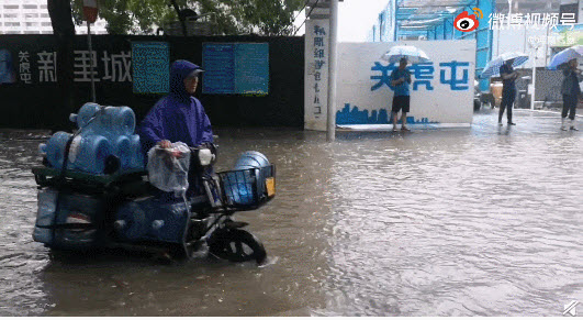 郑州特大暴雨 地铁被淹航班延迟停水停电停气