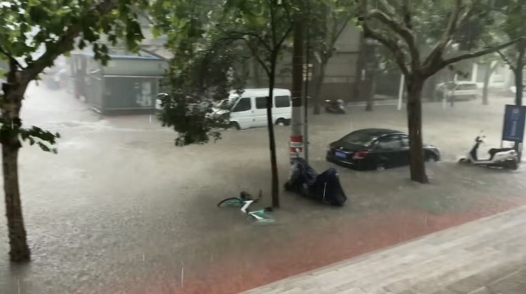 小郭拍攝的河南暴雨