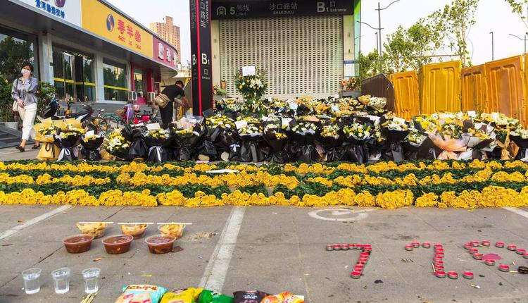郑州水灾 市民祭奠亲人被拦 财新记者拍照片被抓