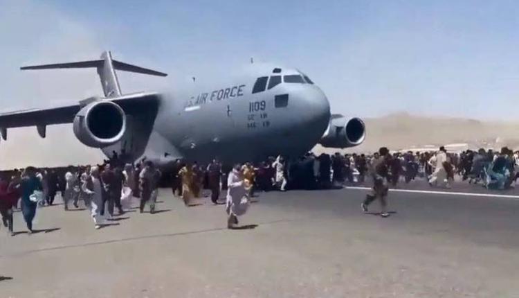 阿富汗民众为逃离 硬爬美国军机 从高空坠地致死