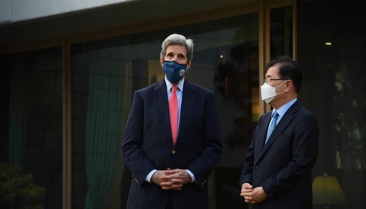 華爾街日報指出，美國氣候特使克里（左）可能於本周出訪中國