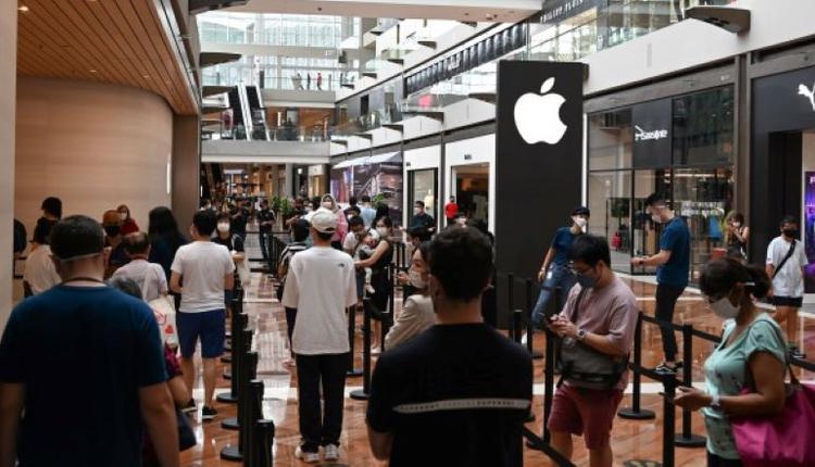 2020年9月10日，人们在新加坡店排队购买苹果手机。
