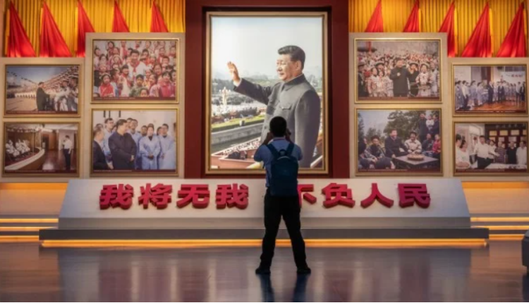 民众在中共党史展上拍摄习近平的照片