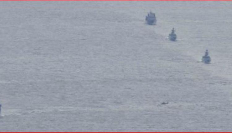 中俄海軍的10艘軍艦以雙縱隊的陣型向前航行