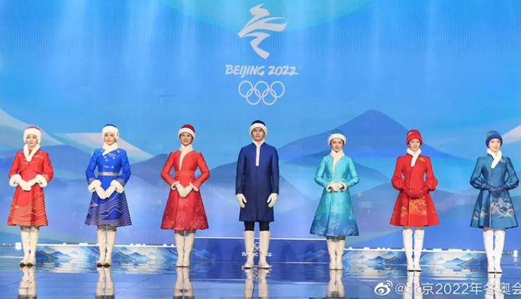 北京冬奥会官方微博晒出了3套“颁奖礼仪服装”。
