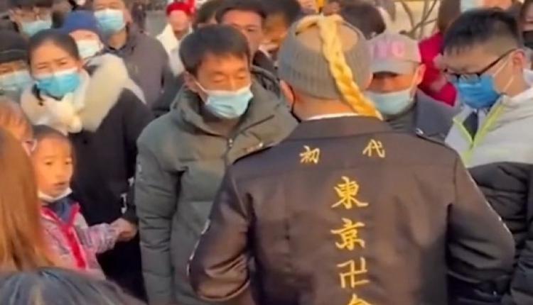 1月3日，在江苏南京，一名年轻男子身穿日本服饰，在玄武湖公园内被游客围堵