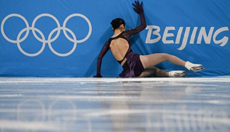 在北京冬奧花滑女子團體賽的兩場比賽中，朱易頻頻失誤摔倒