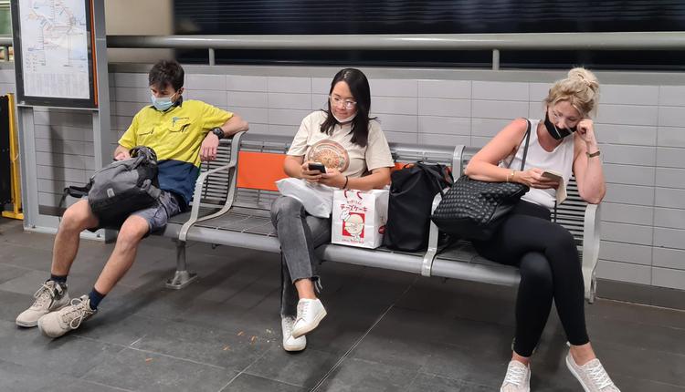 火车站 悉尼 澳洲 看手机 乘客