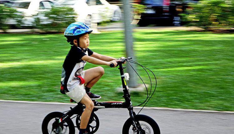 小孩骑自行车