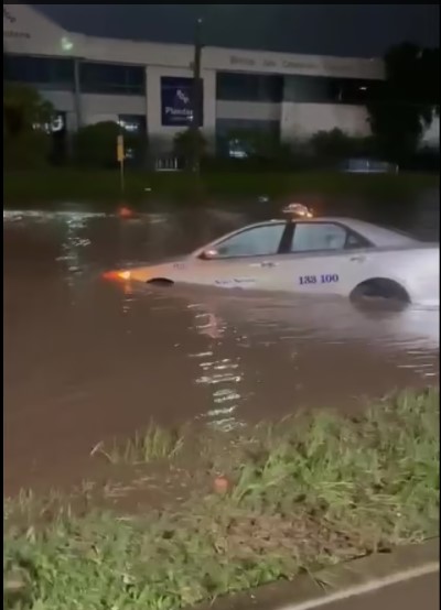 新州洪水，悉尼洪水，洪水淹没汽车