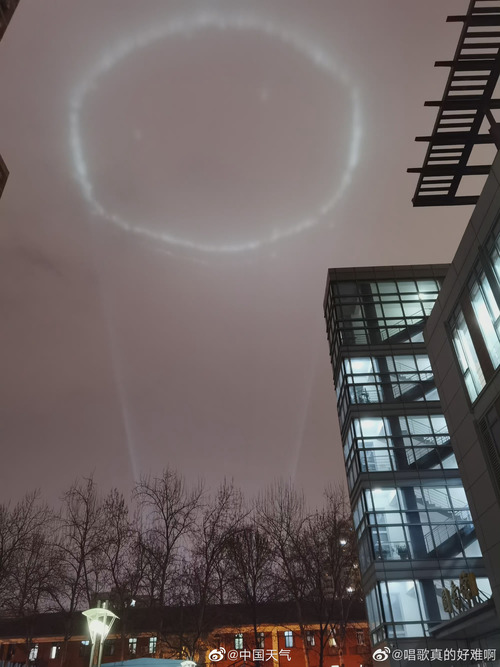 北京天空突显神秘白色光圈