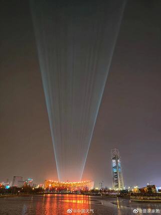 北京天空突顯神秘白色光圈