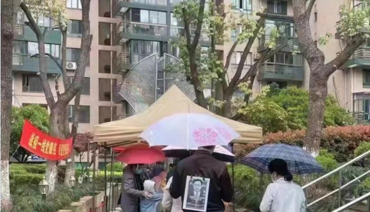 疫情期間在中國偷着樂？上海居民背貼趙立堅照抗議！