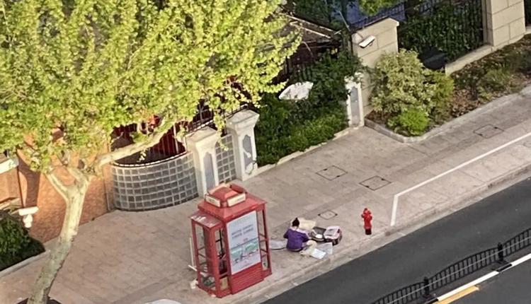 上海封城 女子无处可去在电话亭住一个月后被赶走