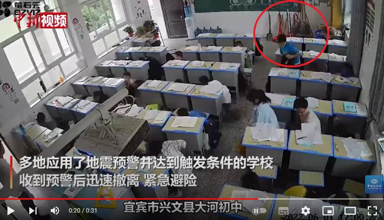 四川六级地震陆媒赞学校迅速组织撤离 网友称造假