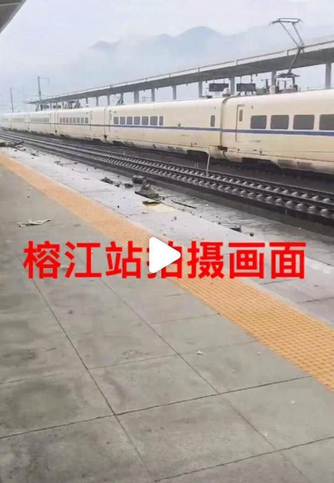 动车D2809在贵州省榕江站遭遇泥石流脱轨 1死8伤