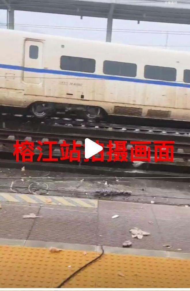 动车D2809在贵州省榕江站遭遇泥石流脱轨 1死8伤