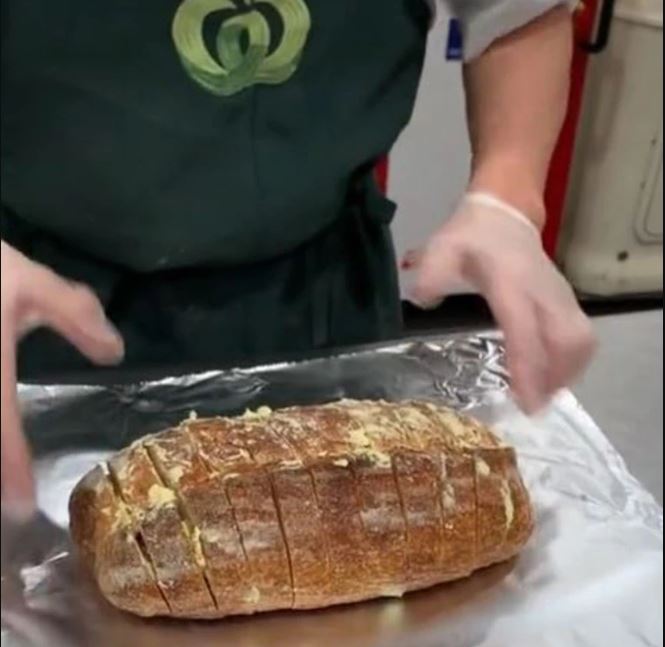 Woolworths员工展示如何处理剩面包。（图片来源：TikTok）