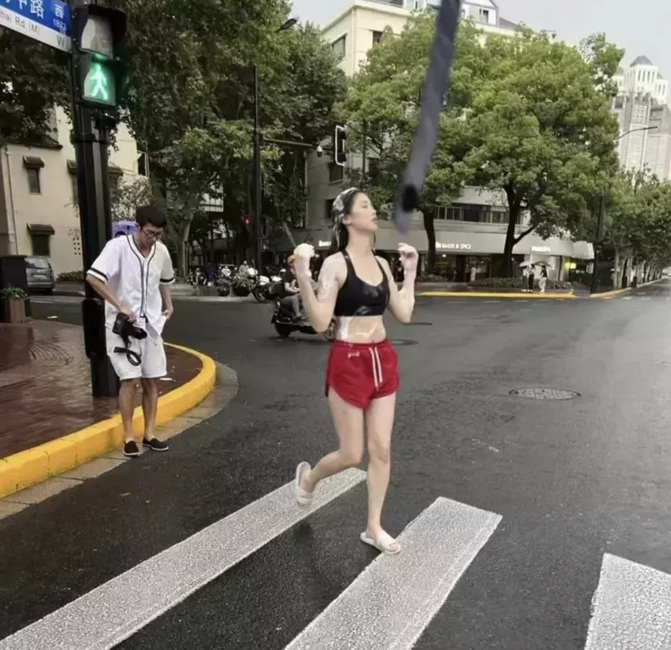 上海市民下雨天街头搓澡