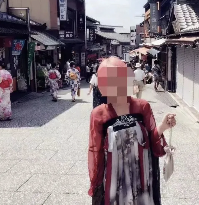 2018年，小亚身穿汉服在日本街头拍照