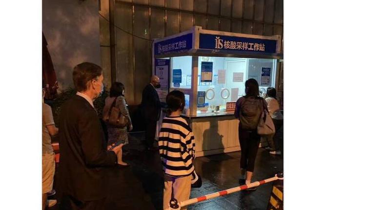 美國大使在上海排隊做核酸 照片引發瘋傳熱議