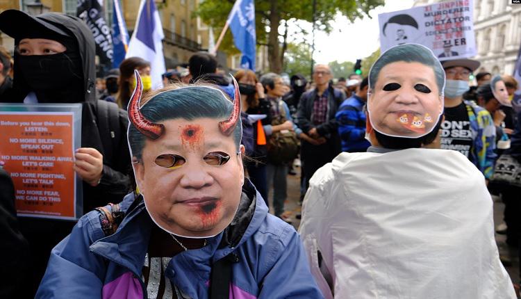 抗議者頭戴中共領導人習近平的面具