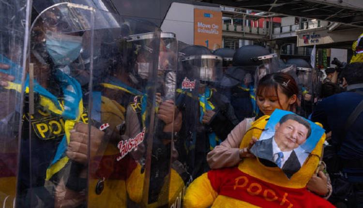 一名泰国女子抱著被比喻为习近平的小熊维尼抗议