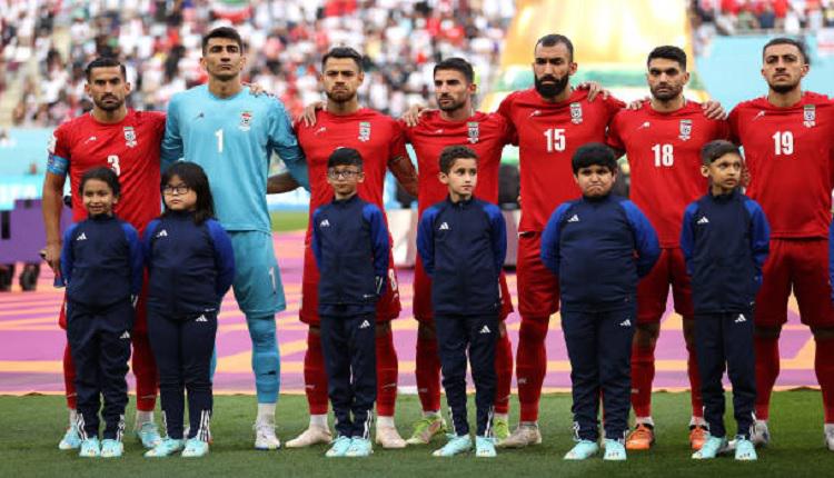 伊朗足球队11月21日在卡达世界杯出赛时拒唱国歌。