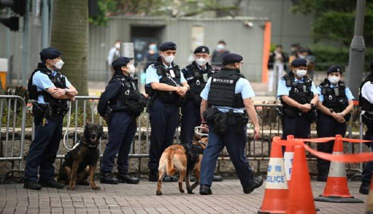法庭外有大批警员戒备，及警犬巡逻。