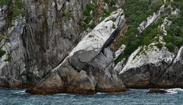 冲锋艇上拍的岩石