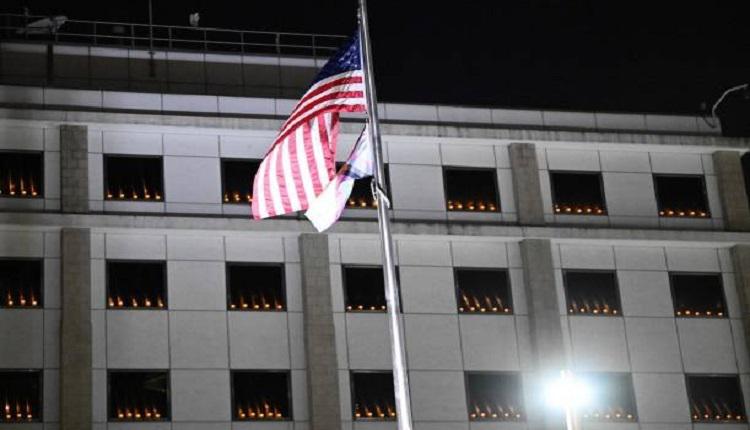 美國駐港總領事館在大樓窗邊布滿燭光