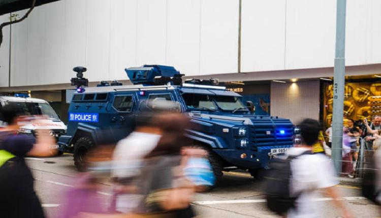 香港警方將裝甲車停在靠近維多利亞公園的銅鑼灣