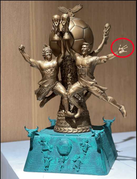 梅西塑像的左手無名指明顯斷掉