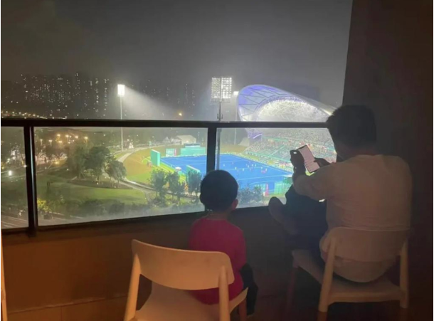 在阳台上看亚运比赛