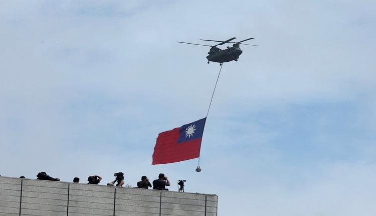 台灣國慶大會  直升機吊掛國旗飛越總統府