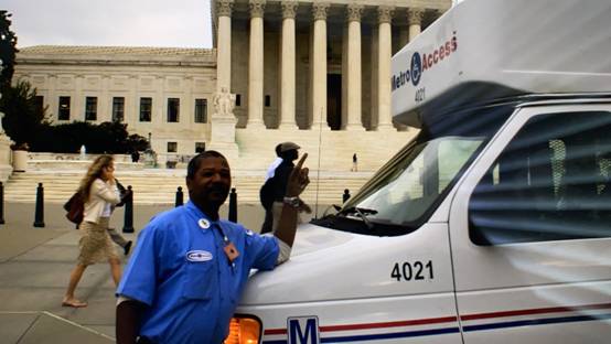 國會大廈廣場上為殘老者服務的黑人司機