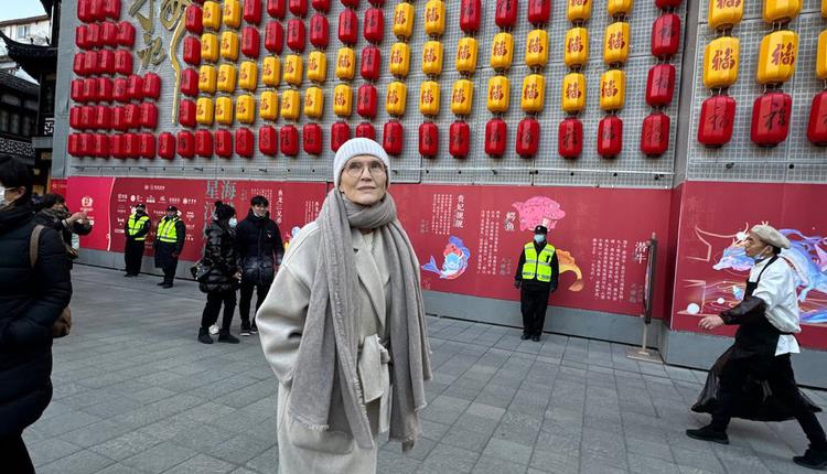 富豪馬斯克的母親梅耶在上海遊玩。