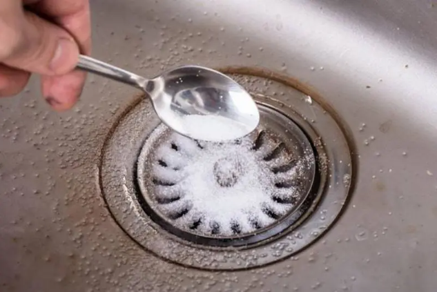鹽可用作廚房水槽的防堵塞劑