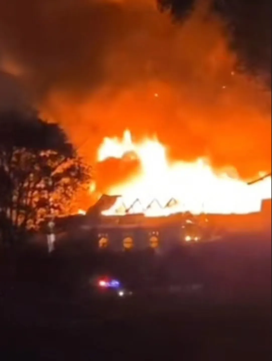 網友拍攝的大禮堂失火現場，火光沖天。
