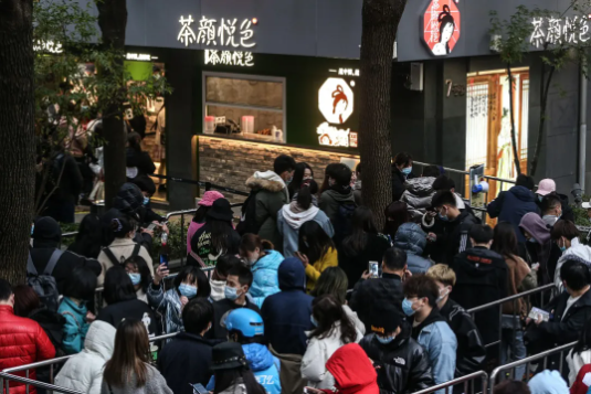 ▲ 2020年12月1日，茶颜悦色武汉首店开业，门前排起长队。